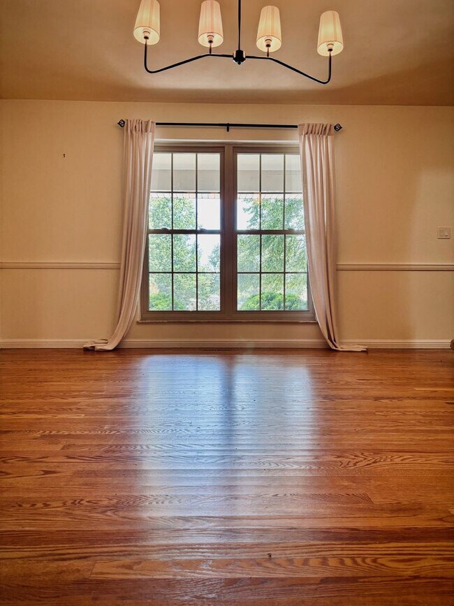 Building Photo - Available now-  4 Bedroom house in O'Fallo...