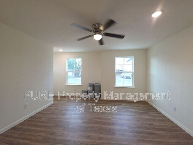 Building Photo - 2002 W 2nd St