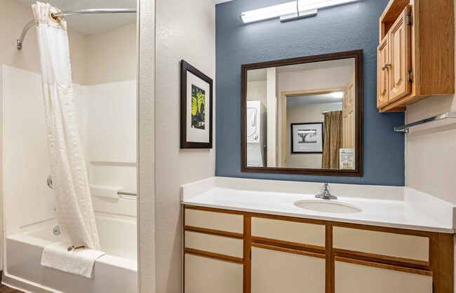 Building Photo - Furnished Studio-Cincinnati - Blue Ash -Re...