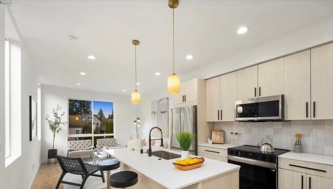 Building Photo - 528 N 72nd St