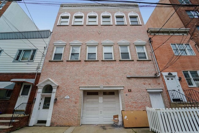 Building Photo - 519 Monroe St