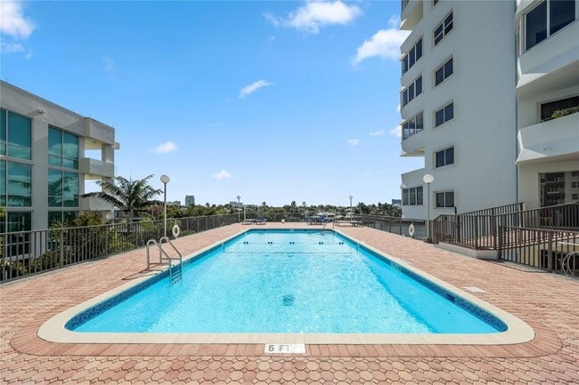 Building Photo - 333 Sunset Dr