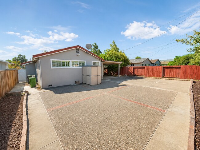 Building Photo - Welcome to this stunning 3 bedroom, 2 bathroom home located in Fremont