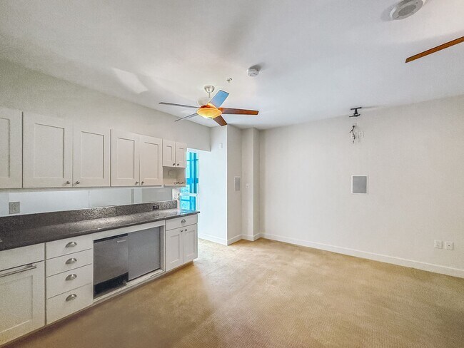 Building Photo - Stunning 2B+Den/2BA Condo in Downtown San ...