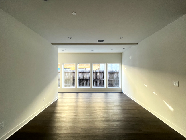 Building Photo - 4 Bed, 4.5 Bath Located in Hawthorne, CA