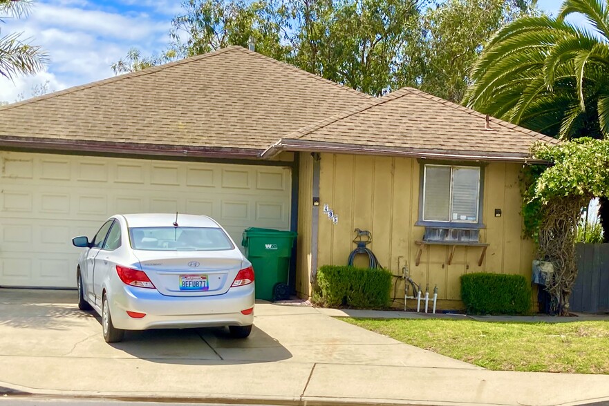 Building Photo - 495 Degasparis St