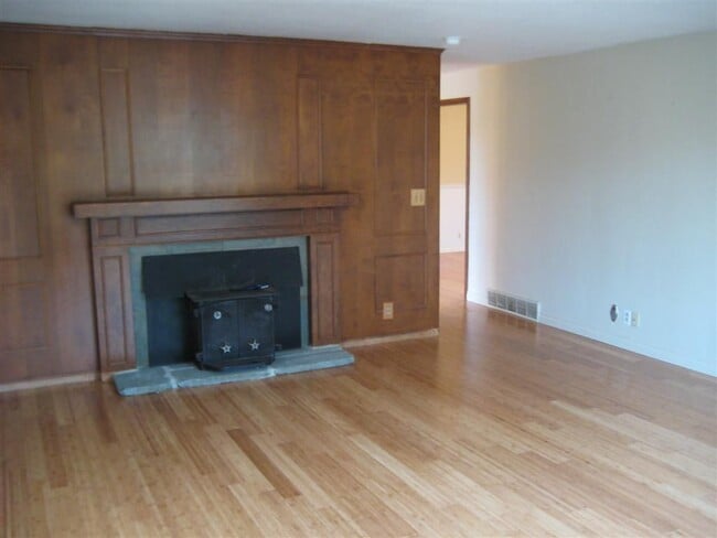 Building Photo - 5 bedrooms