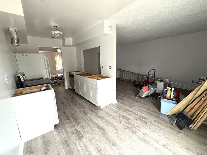 Building Photo - 691 Biltmore Dr