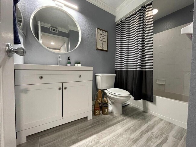 Building Photo - 13905 Fairway Island Dr