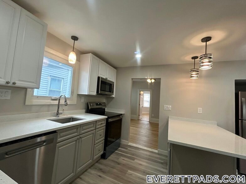 Building Photo - 13 Gladstone St