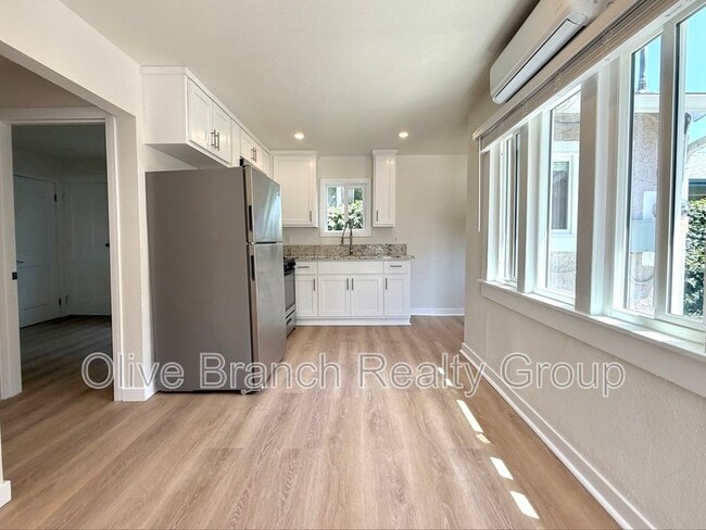 Building Photo - 4125 1/2 S. Van Ness Ave