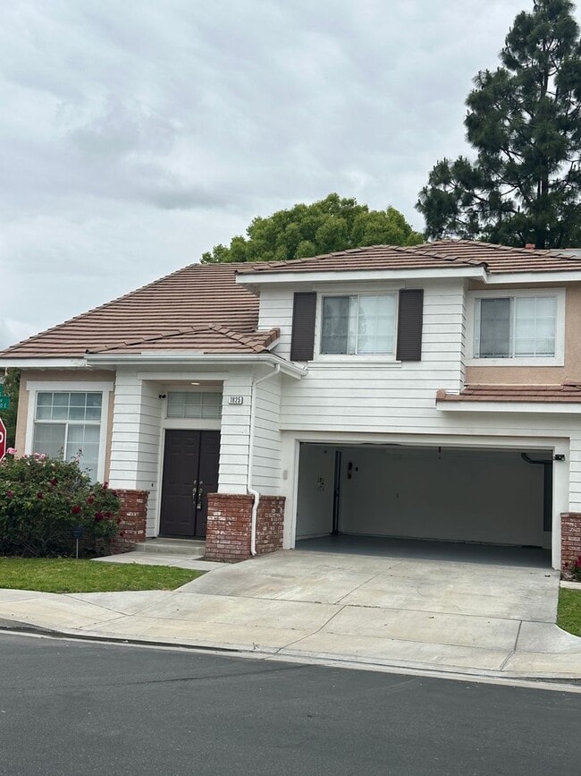 Building Photo - Stunning 3 Bed 3 Bath Duplex in Placentia with Open Floor Plan and Vaulted Ceilings.