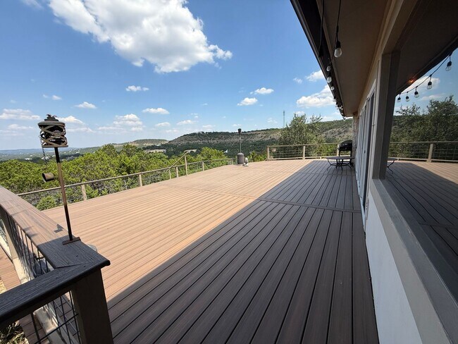 Building Photo - NEW ON MARKET