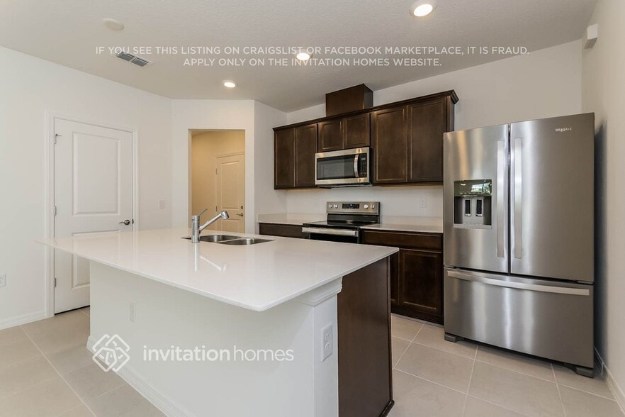 Building Photo - 16390 Grey Pne Dr