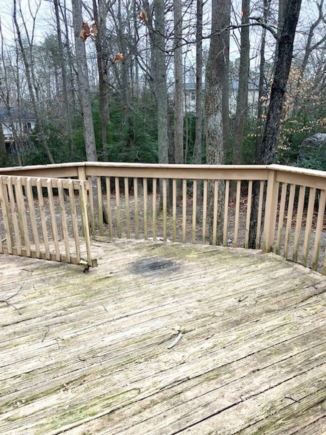 Building Photo - SPACIOUS HOME ON LARGE LOT - 4 BEDS 2.5 BATHS
