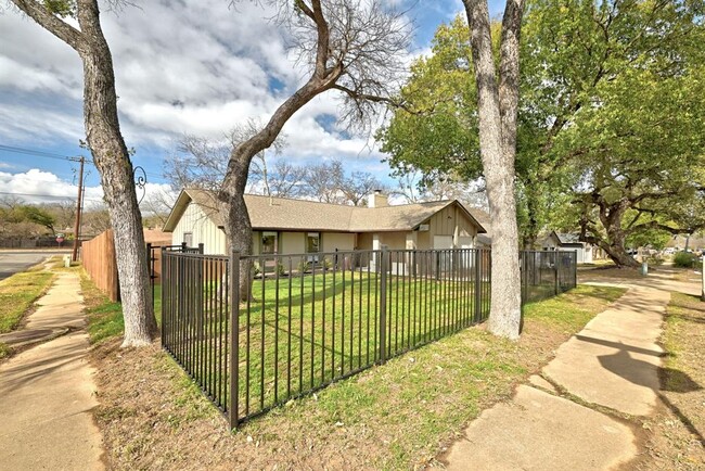 Building Photo - 7210 Towering Oaks Dr