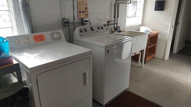 Building Photo - 1960 Illinois St