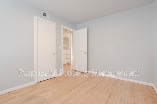 Building Photo - 4712 N Sterling Ave