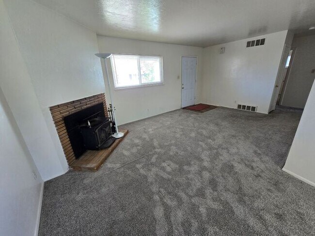 Building Photo - Charming 3 Bedroom Home with Bonus Living Space in Sparks