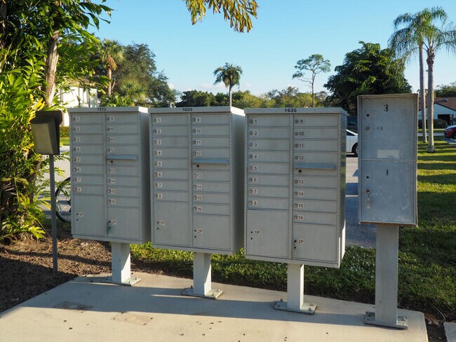 Building Photo - 1575 SW Silver Pine Way