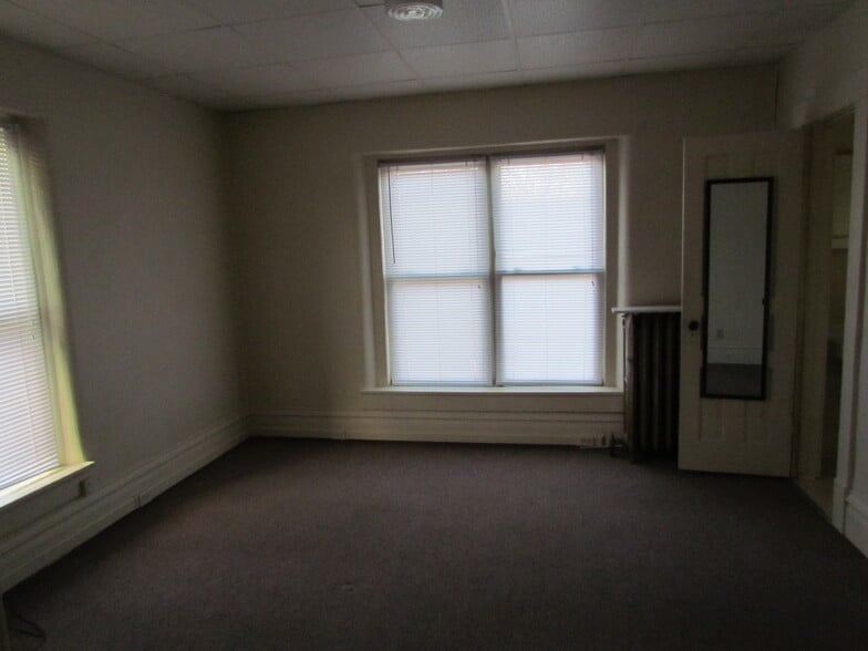 Building Photo - 327 E Cherry St