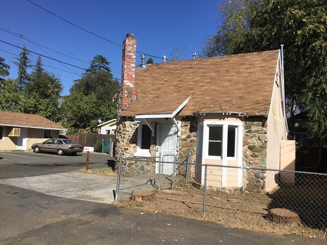 Building Photo - 11 Hemstalk Ct