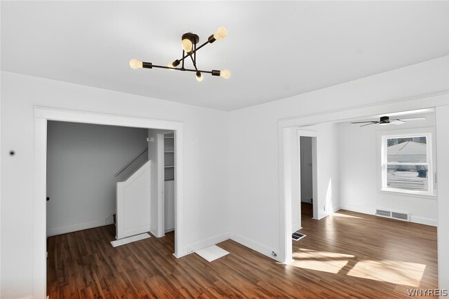 Building Photo - 609 24th St