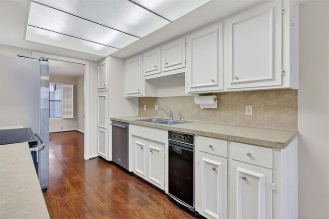 Building Photo - 145 Lake Shore Dr