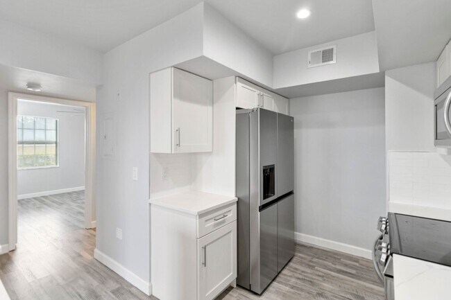 Building Photo - Fully updated 2/2 unit available now for a...