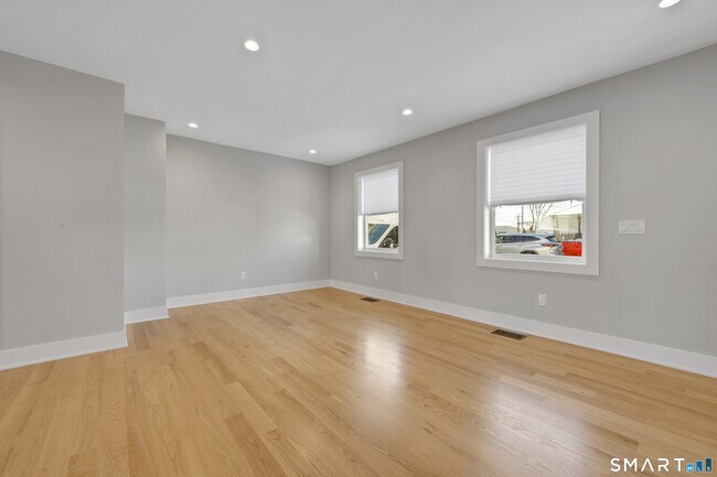 Building Photo - 20 Bouton St