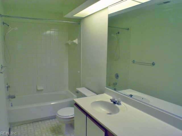 Building Photo - 400 Bracknell Arch