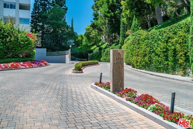 Building Photo - 865 Comstock Ave