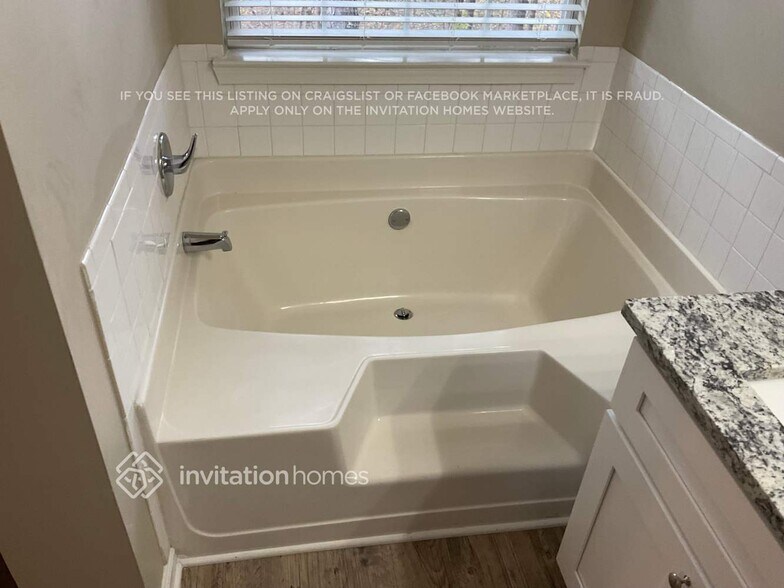 Building Photo - 135 Hidden Creek Dr