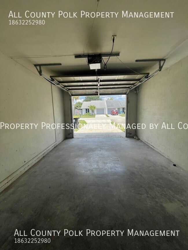 Building Photo - Excellent 2 Bedroom Duplex in Lakeland for...