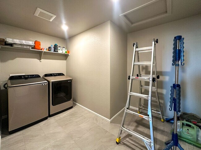 Building Photo - Almost Brand New Meadowlark 4bd 3.5ba home