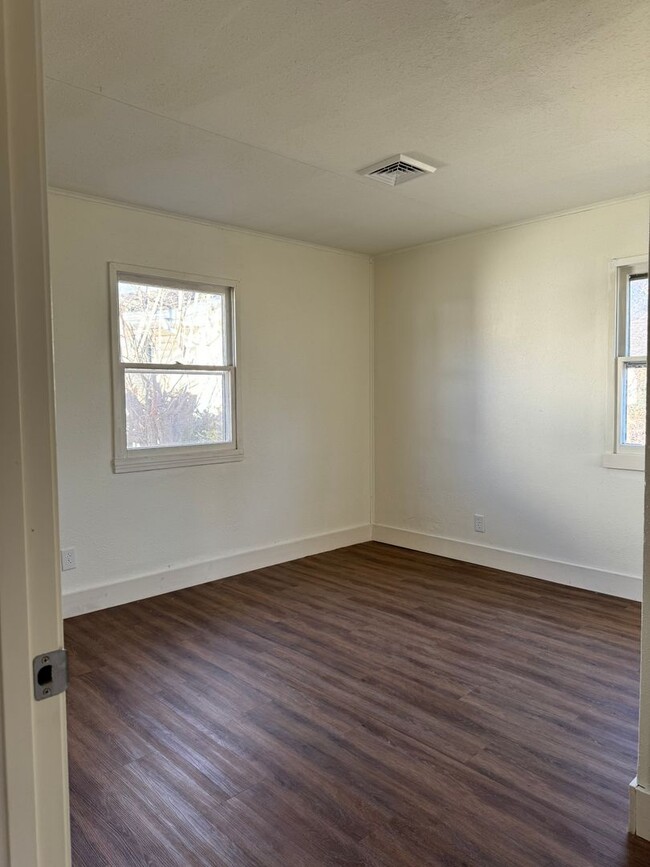 Building Photo - NEWLY REMODELED!