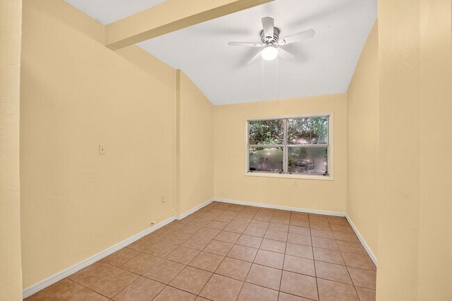Building Photo - 1000 SW 9th St