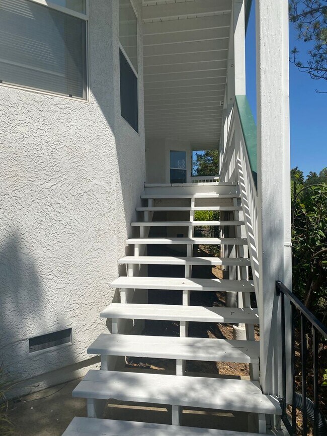 Building Photo - Beautiful Lakefront Home in the Vineyard! ...