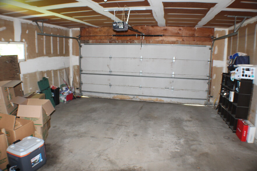 Attached garage - 4602 Speros Ln