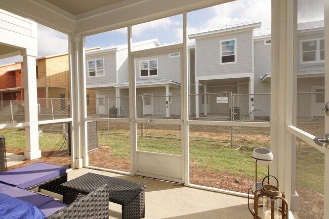 Building Photo - Great Location in Freeport