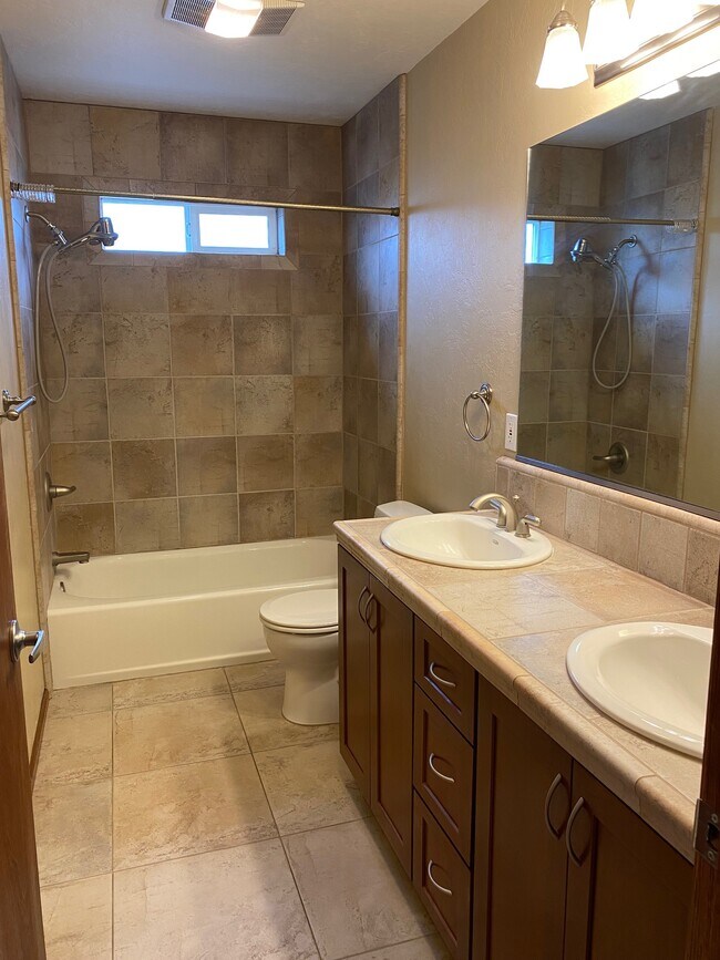 Hall bathroom - 6025 Rock Chuck Cir