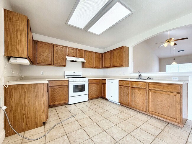 Building Photo - Charming 3/BR 2.5/BA Home with Bright Inte...