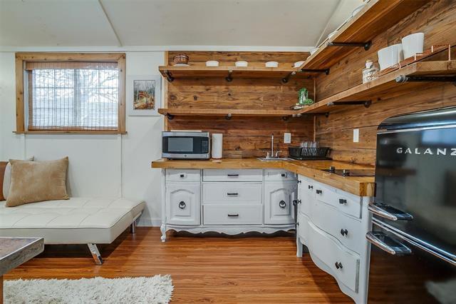 Building Photo - 1809 Whispering Oaks St