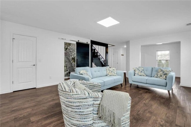 Building Photo - Modern 4 Bedroom South Savannah Home with Fenced Backyard