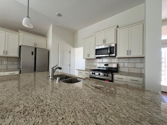 Building Photo - Stunning 3 bedroom, 3 bathroom home locate...
