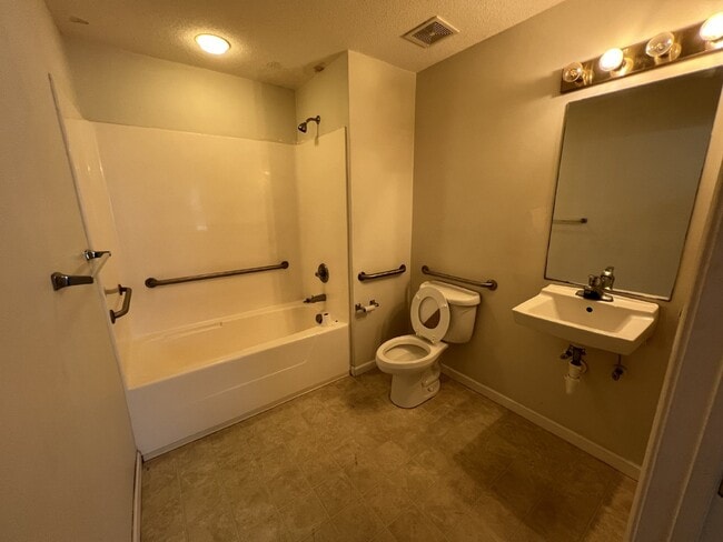 Building Photo - Apartment For Rent