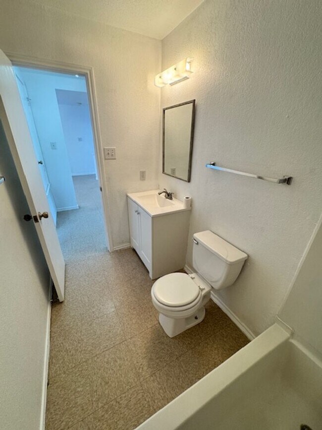 Building Photo - Spacious 3-Bedroom Home in Prime Location ...