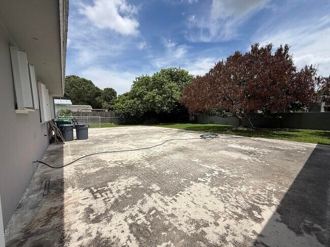 Building Photo - 4007 Greenwood Dr