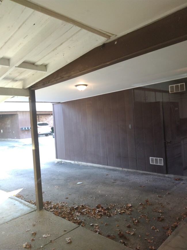 Building Photo - 100 Royal Way Dr