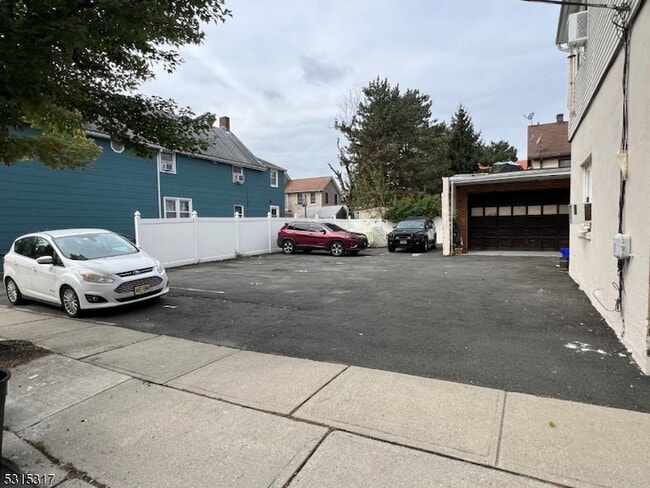 Building Photo - 526 Valley Brook Ave